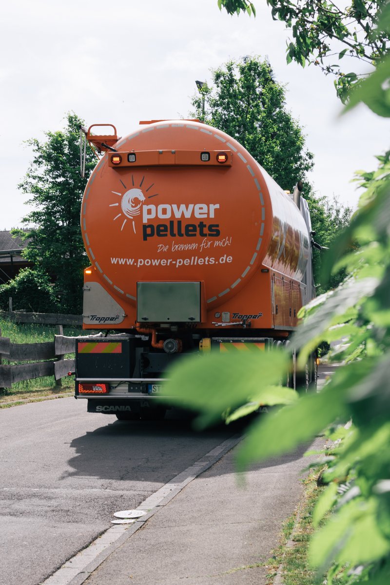 PowerPelletsDe's tweet photo. 🙌 Mit PowerPellets heizt du effizient und klimafreundlich.

🌲 Aus Holzresten gefertigt, CO₂-neutral und zu 100 % aus unserer Region.

🚛💨 Frisch geliefert

#powerpellets #pellet #pellets #holzpellet #holzpellets #pelletheizung #nachhaltigheizen #olsberg #bremke #eslohe https://t.co/Pi5dVqKcej