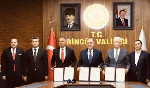veyseldemirci06's tweet photo. 📍 Bugün, Bingöl’ümüze değer katacak anlamlı bir adımı daha attık.
Ziver Holding olarak, Merkez Güveçli Köyü’nde inşa edeceğimiz 8 derslikli, 240 öğrenci kapasiteli “Ziver İlkokulu” için protokolümüzü imzaladık.

🎯 Okulumuz; tüm donatılarıyla birlikte modern, güvenli, erişilebilir ve çağdaş bir eğitim yuvası olarak, anahtar teslim tamamlandıktan sonra Milli Eğitim Bakanlığımıza devredilecektir.
Okulumuz, ismimizle birlikte “Ziver İlkokulu” olarak geleceğe miras kalacaktır.

📌 Bu vesileyle; projeye öncülük eden, her aşamada sahiplenerek bizlere destek veren Cumhurbaşkanı Yardımcımız Sn.Dr. @_cevdetyilmaz Beyefendi’ye, milletvekillerimiz @FeyziBerdibek1 ve @Korkutata_Zeki Beyefendilere en içten şükranlarımı sunuyorum.

🙏 Ayrıca sürece verdikleri değerli katkı ve destekleri için Bingöl Valimiz Sn. Ahmet Hamdi Usta’ya, Bingöl Belediye Başkanımız Sn. Erdal Arıkan’a, Bingöl Ticaret ve Sanayi Odası Başkanımız Sn. Kadir Çintay’a, Bingöl İl Milli Eğitim Müdürlüğümüze ve emeği geçen tüm kurum ile paydaşlarımıza gönülden teşekkür ediyorum.

🎉 İnşallah bu okul, evlatlarımızın geleceğine ışık tutacak, Bingöl’ümüze ve eğitim camiamıza hayırlı olacaktır.
@RTErdogan 
@tcmeb @Yusuf__Tekin @ahusta07 
@bingolvaliligi @Erdalarikan12 @Kadir_Cintay12 
#Ziverİlkokulu #ZiverHolding #Eğitim #Bingöl #Türkiye