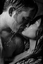 Ah averti!
Sentire il tuo sapore
sulle labbra
invadermi la bocca...
Averti,
sentire il tuo odore
sulla pelle che mi 
inebria i sensi.
Averti...

Imma Paradiso
