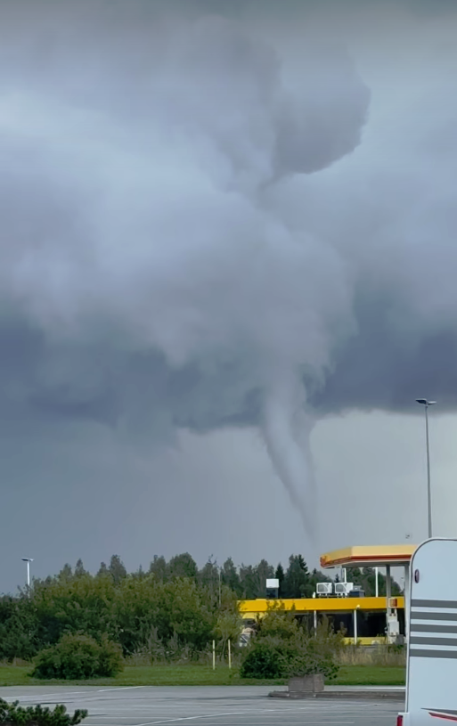 Tornado observed in Huittinen, Finland. #trombi #sää #ukkonen #EUwx #wxtwitter #tornado 

Source: Myrskybongarit (Facebook group) / Katja Huuhtanen