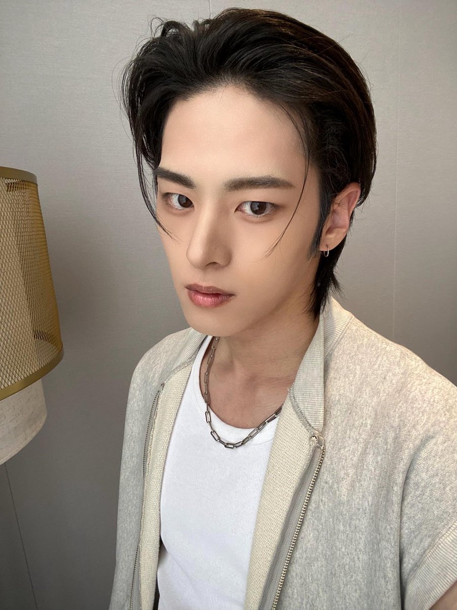 NOMAD_is_here's tweet photo. [#준호]
오늘도 고생한 베이스를 위해 🤳

#NOMAD #노매드
#JUNHO #준호 https://t.co/3JIhfki8R7