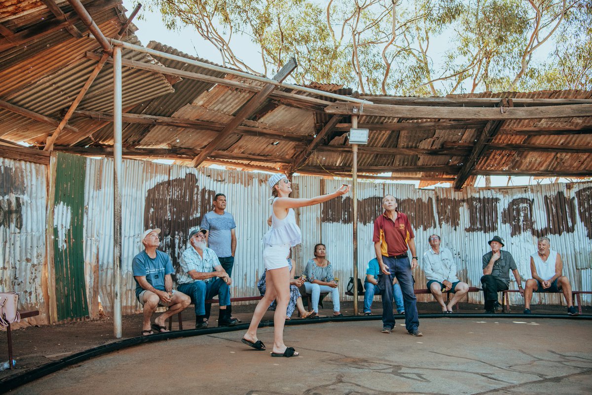 BookBites78's tweet image. En Kalgoorlie, las monedas vuelan más que las moscas Two-Up: el juego de apuestas que los mineros y soldados amaban, y que hoy es atracción turística. Dos monedas, un spinner… y mucha suerte  #Australia #TwoUp #Kalgoorlie