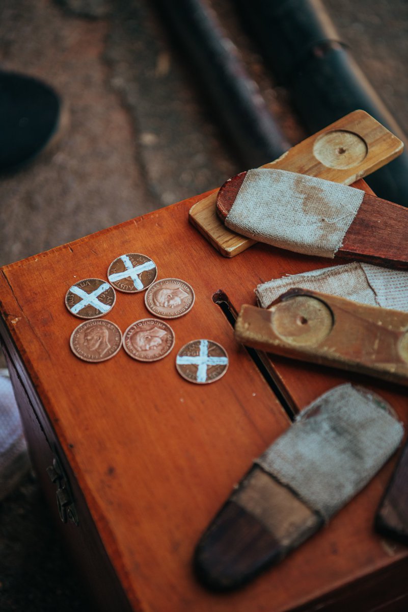 BookBites78's tweet image. En Kalgoorlie, las monedas vuelan más que las moscas Two-Up: el juego de apuestas que los mineros y soldados amaban, y que hoy es atracción turística. Dos monedas, un spinner… y mucha suerte  #Australia #TwoUp #Kalgoorlie