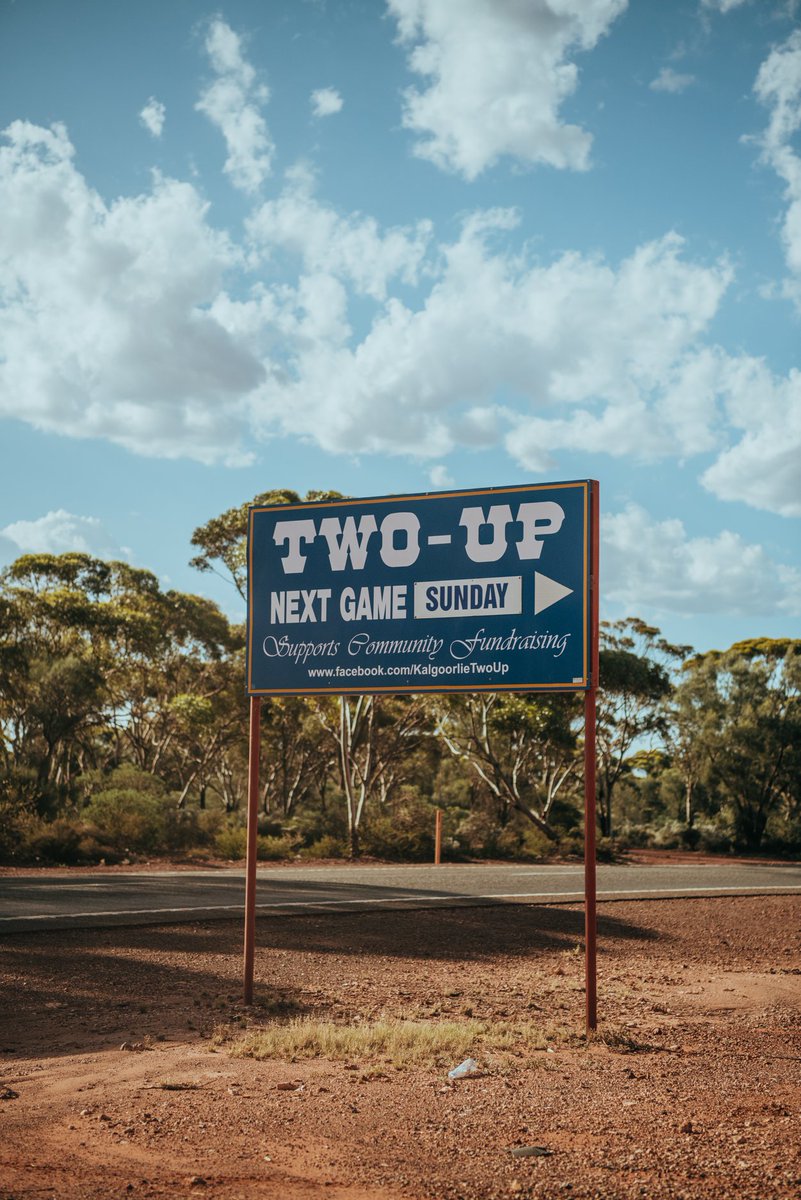 BookBites78's tweet image. En Kalgoorlie, las monedas vuelan más que las moscas Two-Up: el juego de apuestas que los mineros y soldados amaban, y que hoy es atracción turística. Dos monedas, un spinner… y mucha suerte  #Australia #TwoUp #Kalgoorlie