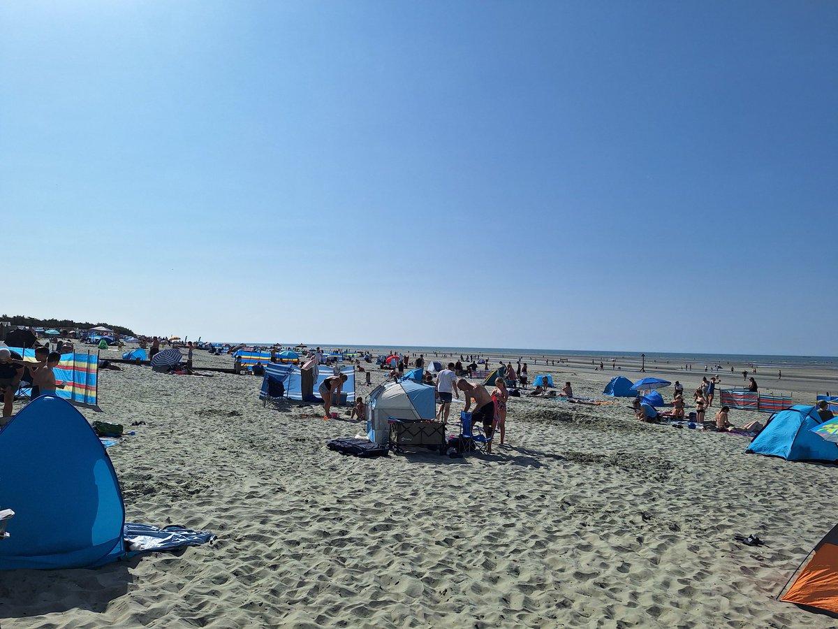 Morning from West Wittering beach, its a bit mad here😱☀️☀️