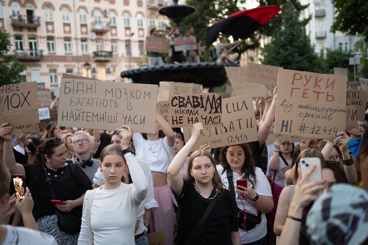 Ukraina, mimo wojny, robi postępy w walce z korupcją, budując niezależne instytucje i cyfrowe narzędzia, które zwiększają przejrzystość. Valeriia Novak przekonuje, że UE nie tylko powinna zwrócić na te działania uwagę, ale także brać z nich przykład.

respublica.pl/teksty/ukrains…