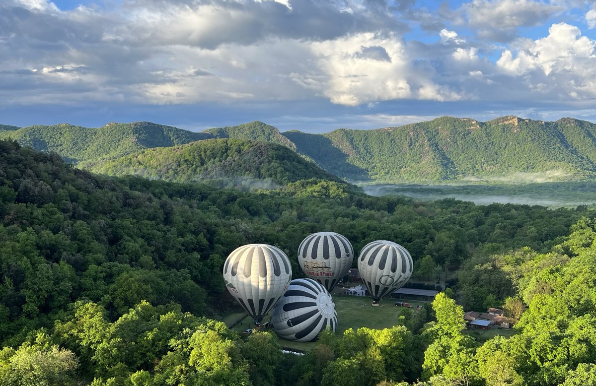 LES INSTAL·LACIONS DE VOL DE COLOMS 🕊️

LA ZONA D’ENLAIRAMENT 

Un camp de 8.000  m² al cor de la zona volcànica de la Garrotxa. Just al costat del bar, hi ha l’esplanada on comença l’aventura: un espai ampli on es poden inflar fins a tres globus al mateix temps.
·
#voldecoloms