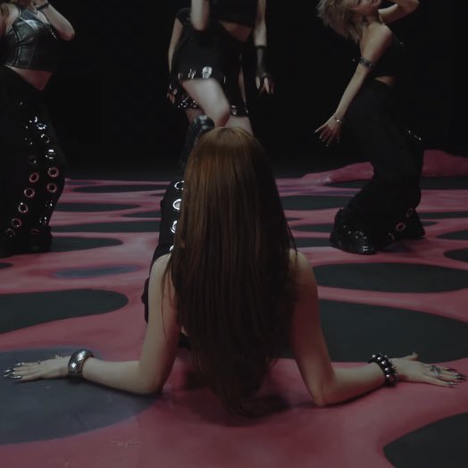 hiyyihismylight's tweet photo. one thing for sure those hiyyih fancams from this era are about to DEVOUR

#HIYYIH #HUENING_BAHIYYIH #휴닝바히에 https://t.co/eARmBhJPnq