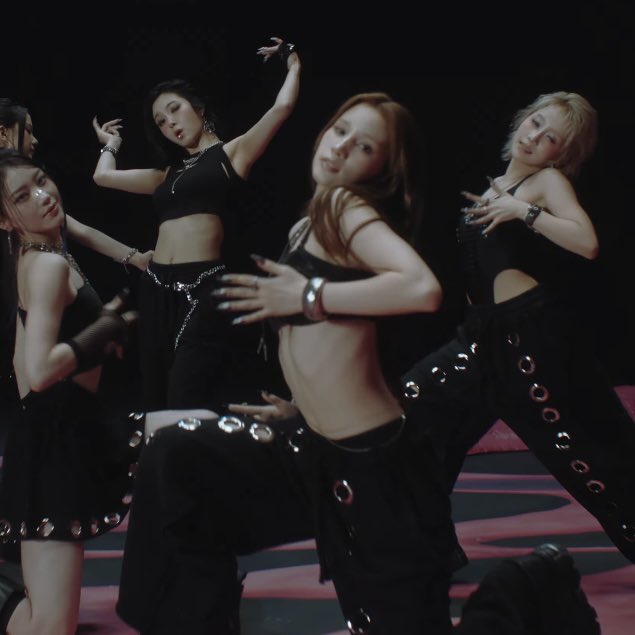 hiyyihismylight's tweet photo. one thing for sure those hiyyih fancams from this era are about to DEVOUR

#HIYYIH #HUENING_BAHIYYIH #휴닝바히에 https://t.co/eARmBhJPnq