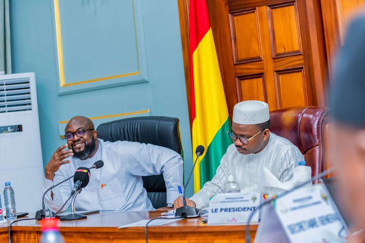 dmory83's tweet photo. En marge de la Conférence des Présidents élargie au Bureau Exécutif du CNT, une partie des échanges avec Mr Djiba DIAKITE, Ministre Directeur de Cabinet à la Présidence de la République a porté sur le projet et le programme Simandou. 
Une chance pour bâtir notre Guinée https://t.co/zN4OcvapeA
