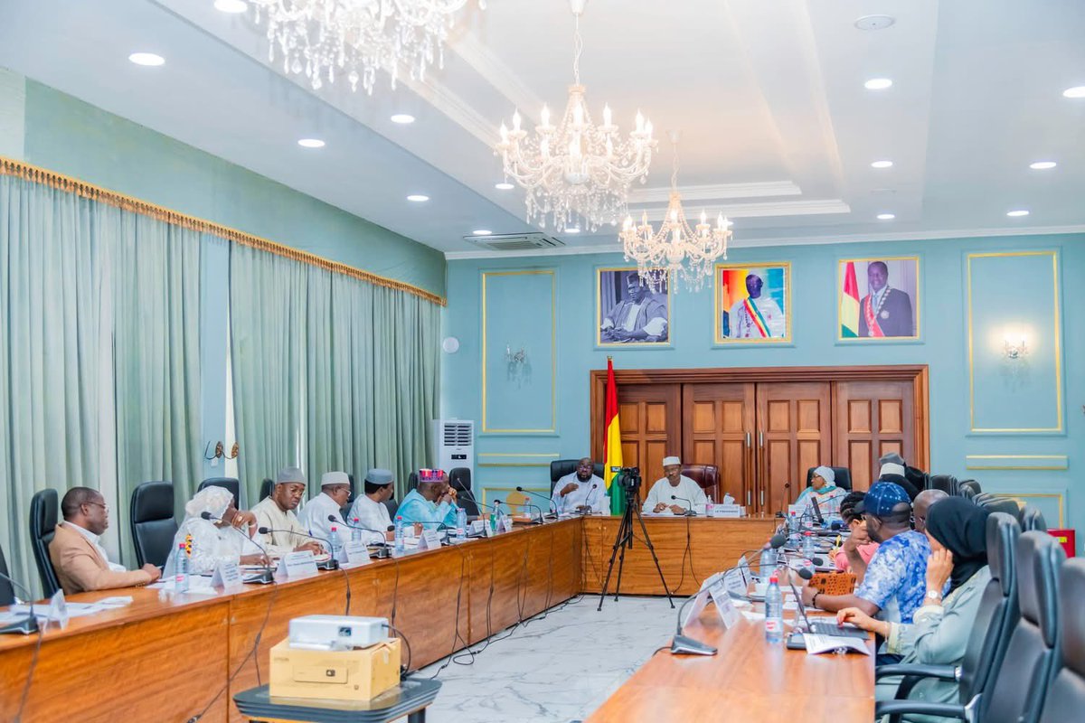 En marge de la Conférence des Présidents élargie au Bureau Exécutif du CNT, une partie des échanges avec Mr Djiba DIAKITE, Ministre Directeur de Cabinet à la Présidence de la République a porté sur le projet et le programme Simandou. 
Une chance pour bâtir notre Guinée