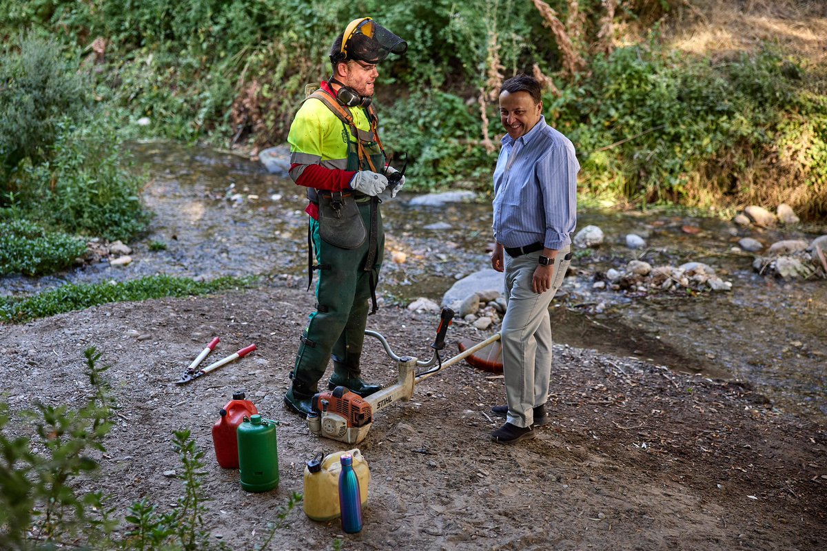 🌿 El Ayuntamiento de Granada ha iniciado hoy los trabajos de desbroce manual en el cauce del río Darro, una tarea compleja que se realiza sin maquinaria pesada para garantizar el máximo respeto al medio ambiente.
#MedioAmbiente #RíoDarro #GranadaSostenible