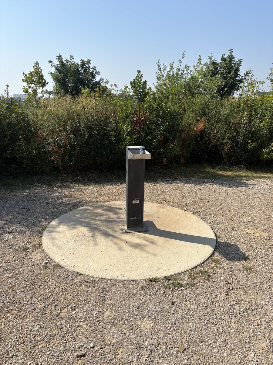 Plena ola de calor , pues el mundo al revés hay alguien que ha tenido la brillante idea de cortar el agua en pleno verano de la única fuente de la zona nueva Llevant de #viladecans  (Av. Fraternitat) <a href="/ViladecansTweet/">AjuntamentViladecans</a>