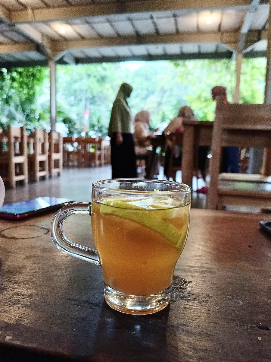 Jahe, lemon dan madu murni. Minum yang menghangatkan.

#gudangmadu