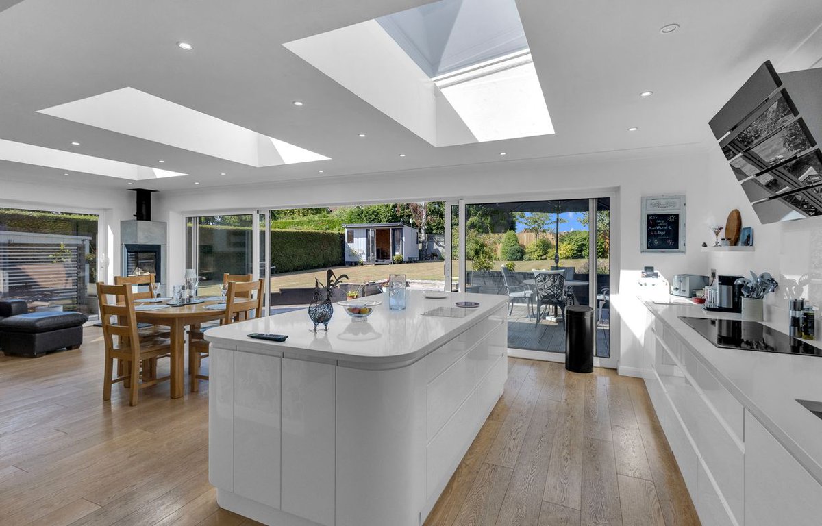 WarnerGrayKent's tweet image. This stunning 28' kitchen  / dining room is ideal for entertaining at this Homewood Road, Tenterden, property. Talk to WarnerGray estate agents for further details and to make an appointment to view. warnergray.co.uk #warnergray #tenterden #kenthomes