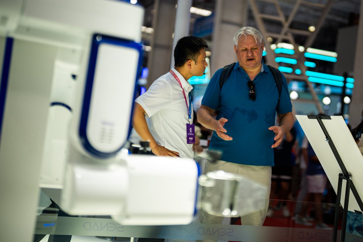 BeijingDiscover's tweet image. From August 8 to 12, the #2025WorldRobotConference is lighting up Beijing E-Town! Among the international attendees was a Russian smart device agent eager to bring Chinese robots to his home market—with a strong focus on after-sales service. He praised China&apos;s advanced robot…