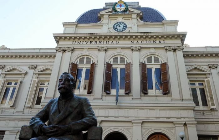 Felices 120 años a mi queridísima <a href="/unlp/">UNLP</a>, que me dio la oportunidad de soñar y las alas para volar, como a cientos de miles de estudiantes como yo. Educación Pública, No Arancelada y de Excelencia, de la sociedad argentina para la sociedad argentina!🥂🥂🥂🥂
