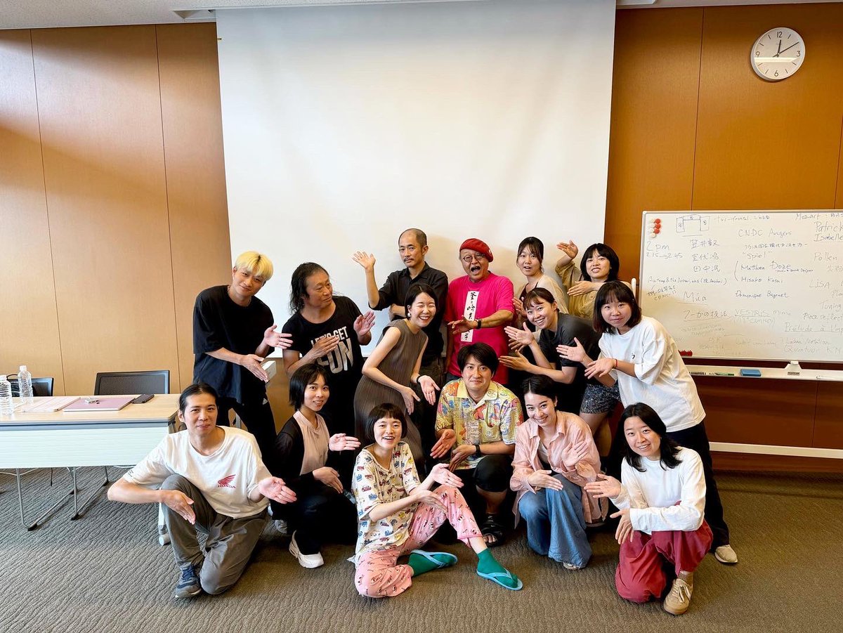 Kyoto_IDF's tweet photo. 💐group photo🎉
Cインターディシプリナリー・プログラム
呉宮百合香×小倉笑
【ドラマトゥルクのまなざし】
舞台作品を観察し解釈するための視点を学び、その視点をもってロームシアターの建築/空間で実践。軽やかかつポジティヴなガイドで、理論と感覚の両面からダンスに取り組む濃密な時間でした。 https://t.co/68bPad5KUe