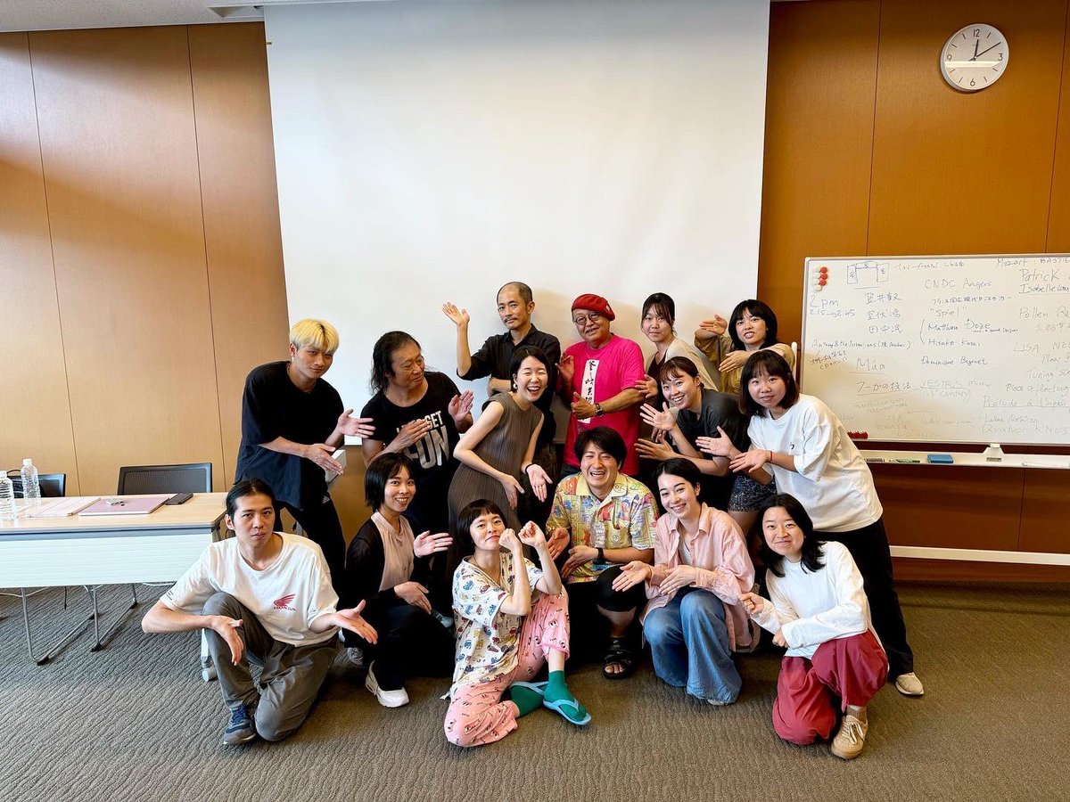 Kyoto_IDF's tweet photo. 💐group photo🎉
Cインターディシプリナリー・プログラム
呉宮百合香×小倉笑
【ドラマトゥルクのまなざし】
舞台作品を観察し解釈するための視点を学び、その視点をもってロームシアターの建築/空間で実践。軽やかかつポジティヴなガイドで、理論と感覚の両面からダンスに取り組む濃密な時間でした。 https://t.co/68bPad5KUe