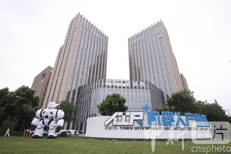 photo_cns's tweet image. The world&apos;s first humanoid smart robot 4S store officially opened in E-Town on August 8, 2025. Since opening, it has attracted thousands of visitors. (Photo by Chen Xiaogen/CNSPHOTO)
#humanoidrobot #smart #robot #robot4Sstore #Beijing #4Sstore