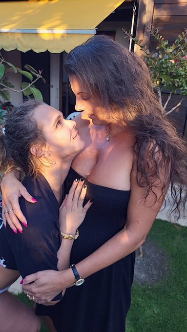 Caroline Tosca - 2 pic. Avec Lula c'est intime, torride et rodéo 😛 Bonne journée les coquins BizzXXL 💞 https://t.co/perXtDAcTq