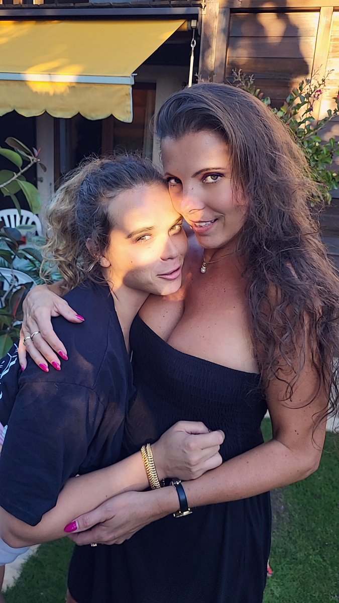 Avec Lula c'est intime, torride et rodéo 😛
Bonne journée les coquins
BizzXXL 💞