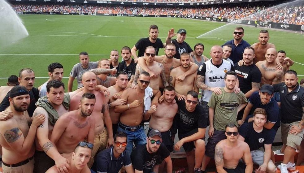 BlasBlasco's tweet photo. De aquí saldrá la gente que le acompañará.

Gente que no querríais en vuestros entornos laborales o familares, pero a la que no os importa verlos en Mestalla porque "animan muy fuerte".

Gente que hace bandera de no respetar los derechos humanos, no gente "de otra ideología". https://t.co/zRA1Dvvyfl