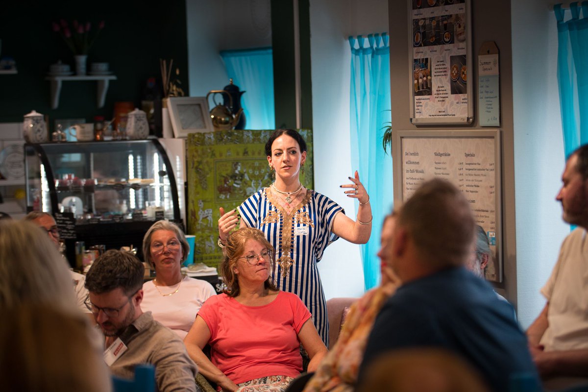 Zuhören, Probleme identifizieren und Lösungen finden. Dafür sind öffentliche Fraktionssitzungen, wie unsere gestern am Hasselbachplatz da. Und weil Demokratie nunmal keine One-Man-Show ist, haben wir die Veranstaltung gemeinschaftlich mit unseren Stadtratskolleg*innen organisiert
