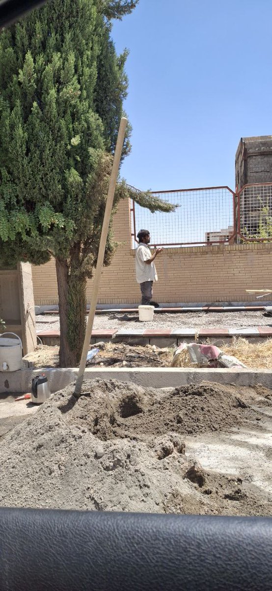 کارگر باخدایی که حتی تو گرمای ۴۰ درجه زیر نور مستقیم آفتاب هم قید آغوش خدا رو نزد...