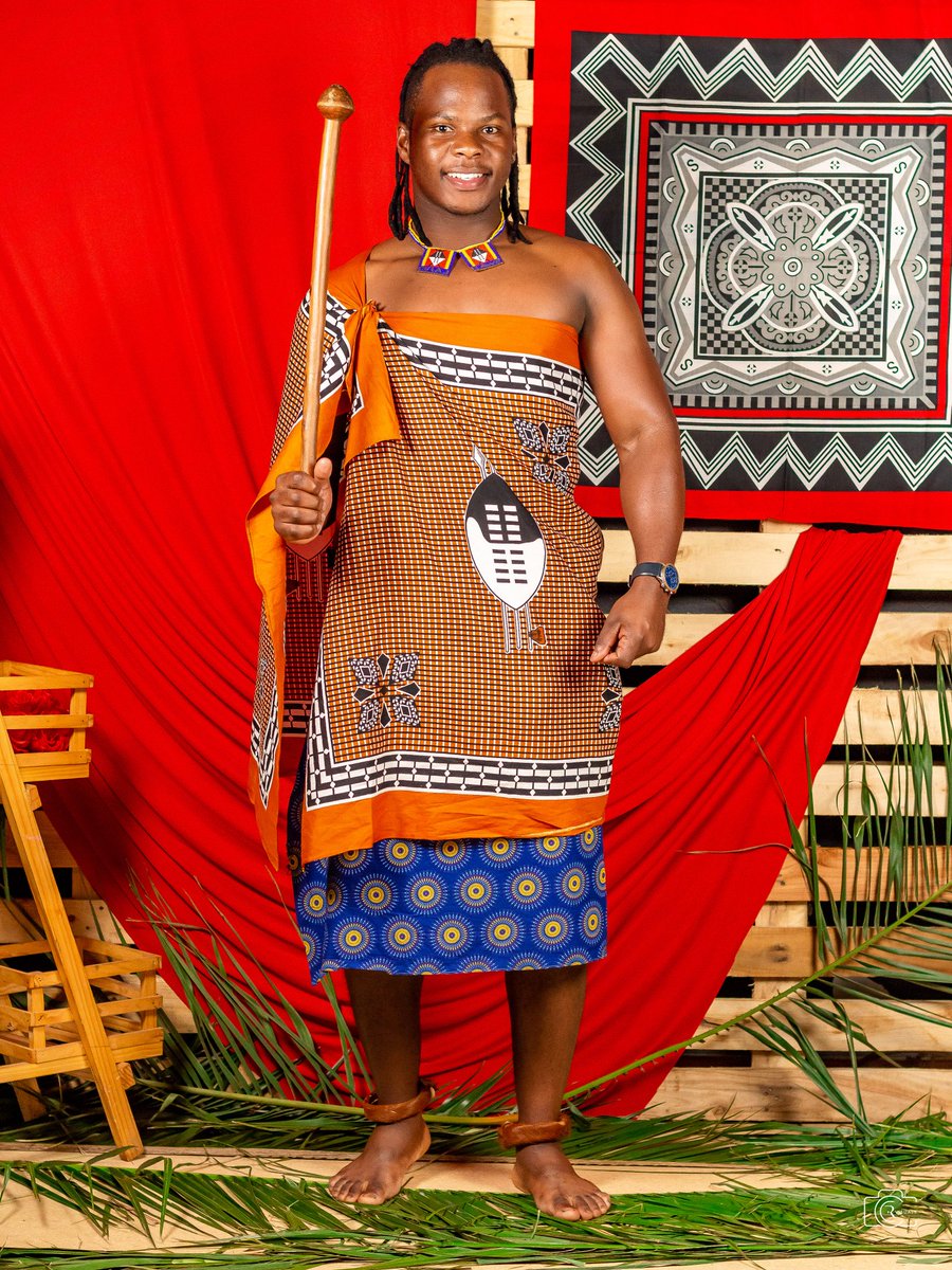 umhlangaswz's tweet photo. Tinanatelo PART 28
MAZIYA
Mcanco, wena weLangeni
Wena wacedza Lubombo ngekuhlehletela
Phuma sikotse ngubo yaboLanga
Mantsengwane waphuma phansi kaLomahasha
Weta uvivile sikake lizinyane lengongoni
Umbetse emashoba etingongoni
Mlangeni, ninjengelifu lemvula Mtsimkhulu
@Poet_leader https://t.co/wgcSoHvB0z