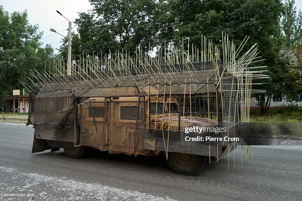 Photo of a Ukrainian humvee with a CUAS cage and sticks.
gettyimages.com/detail/news-ph…