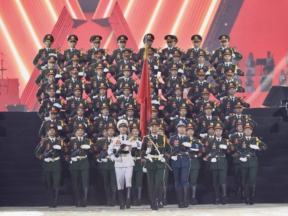 A national concert themed ‘Fatherland in Our Hearts’ was held on the evening of August 10 at My Dinh National Stadium, Hanoi. The most moving moment came as over 50,000 spectators placed their hands over their hearts and sang the national anthem.