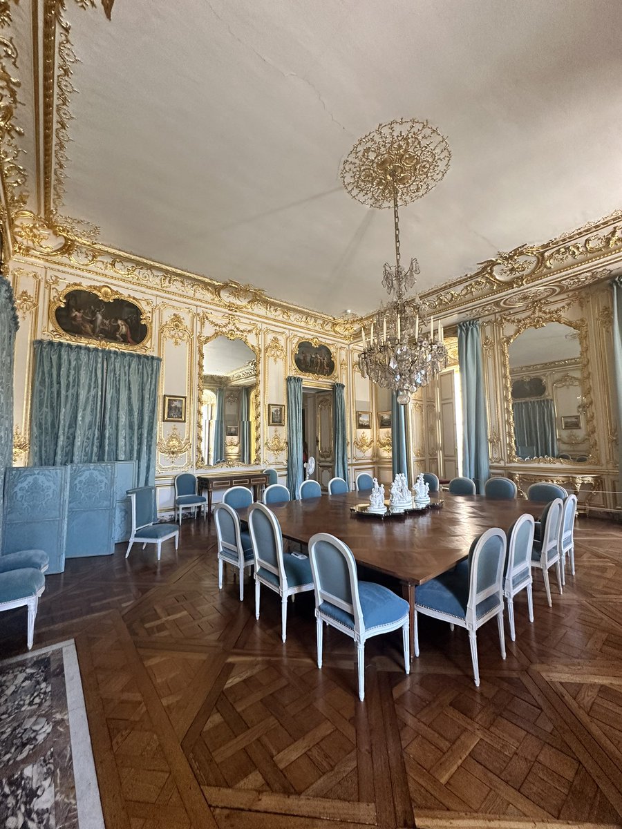 プライベートルームも見られるツアーだったから、ヴェルサイユ宮殿のオペラ座やマリー・アントワネットのダイニングも見れた😍
