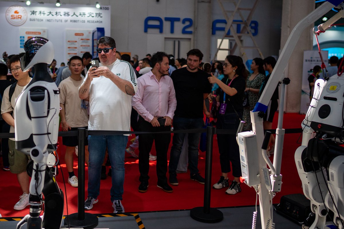 BeijingDiscover's tweet image. What drew Brazilian visitors all the way to Beijing? Robots—and China&apos;s growing edge in building them! 

At the #2025WorldRobotConference, a team of Brazilian robotics agents showed keen interest in the sleek designs and interactive capabilities on display. They emphasized that…