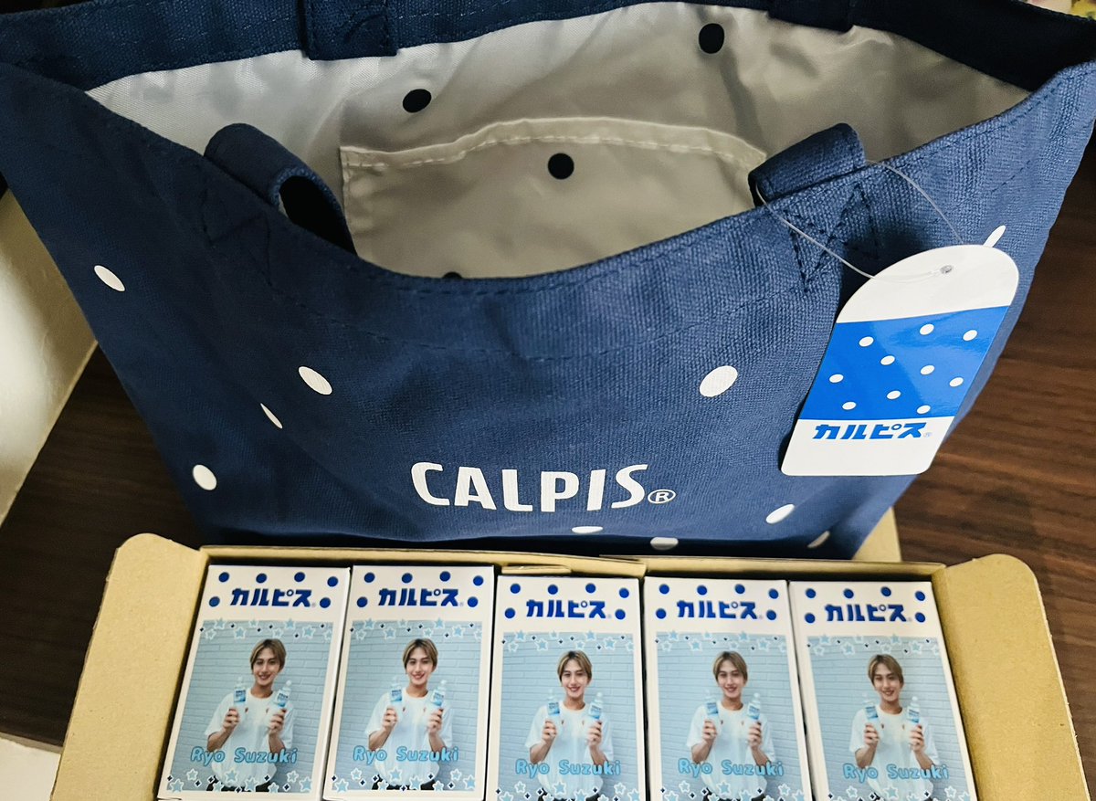 nao04616678's tweet photo. トートバック開封してみたら、中身が水玉でこれまたかわいい💙🤍
#calpis_mizutama 
#カルピスと鈴木凌
#Decoto https://t.co/cwDh0W8EOt