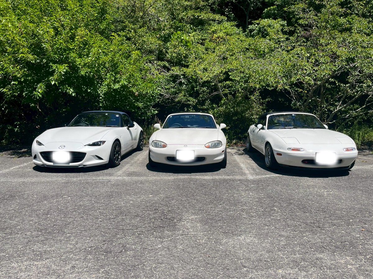 先日親からNAロードスターを譲り受け、納車致しました🙇‍♀️🙇‍♀️🙇‍♀️
納車後にお友達と撮ってみた📸
 #NAロードスター  
 #ロードスター 
 #ロードスター乗りと繋がろう2025夏 
 #車好きな人と繋がりたい