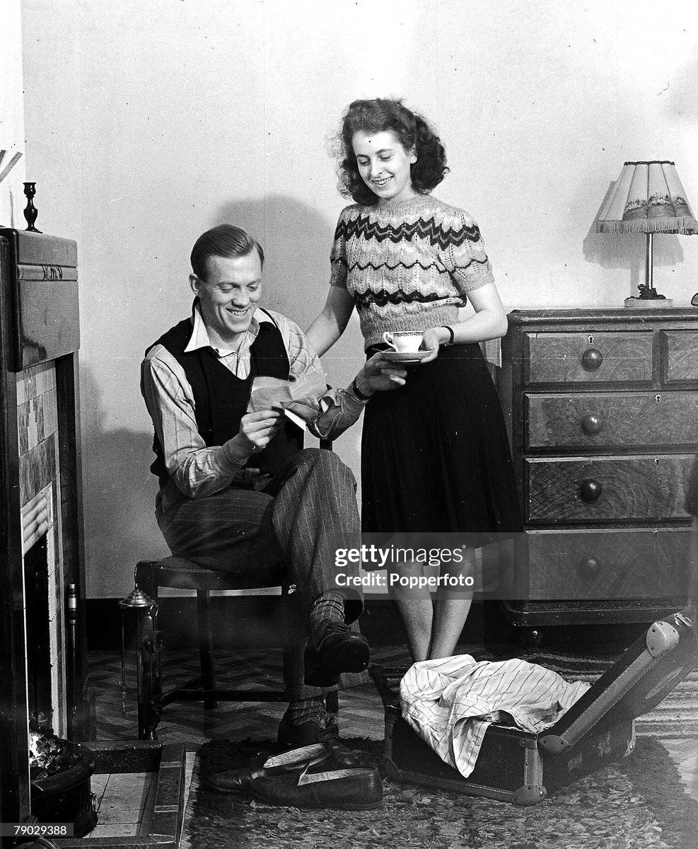 northumbriana's tweet photo. This is a little on the nose, but here's Newcastle centre forward Albert Stubbins and his wife Anne reading telegrams of congratulation after he signed for Liverpool in 1946. https://t.co/lH2coaXFQ2
