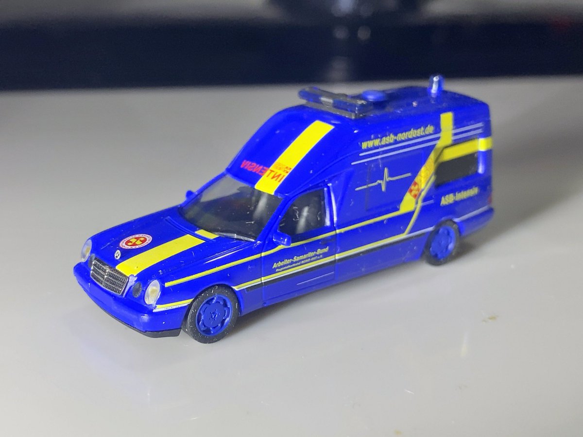 Furious_minicar's tweet photo. Herpa 1/87
#Mervedes W210 KTW ASB
ドイツのボランティア活動団体?みたい。
W210のアンビュランス系のこの改造の仕方半端なく好き。
無限に欲しい https://t.co/Cu8ktaDjUN