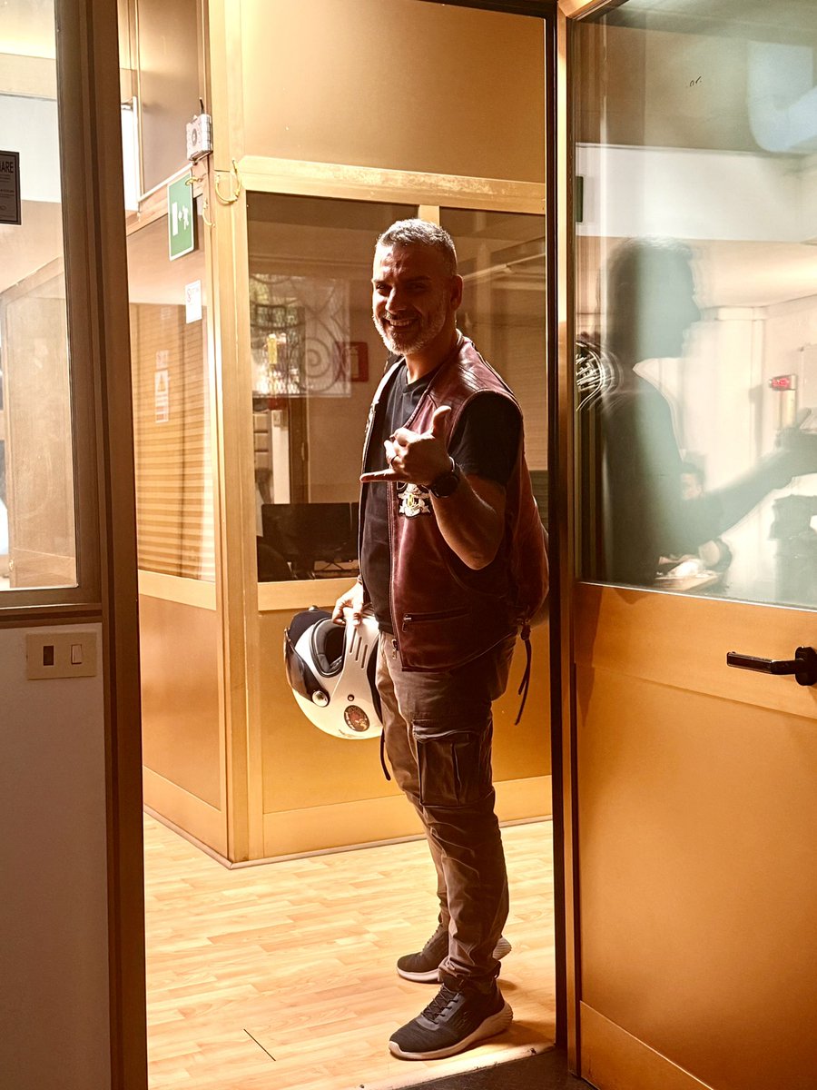 #Codice non va in vacanza e non vi propone repliche. Proseguiamo dritti con puntate nuove e curate fino a Settembre. Su #Rai1 . Venerdì seconda serata. Tutto grazie ad una squadra armonica e appassionata. A partire dall’autrice sempre vigile Valeria Coiante , dall’infaticabile