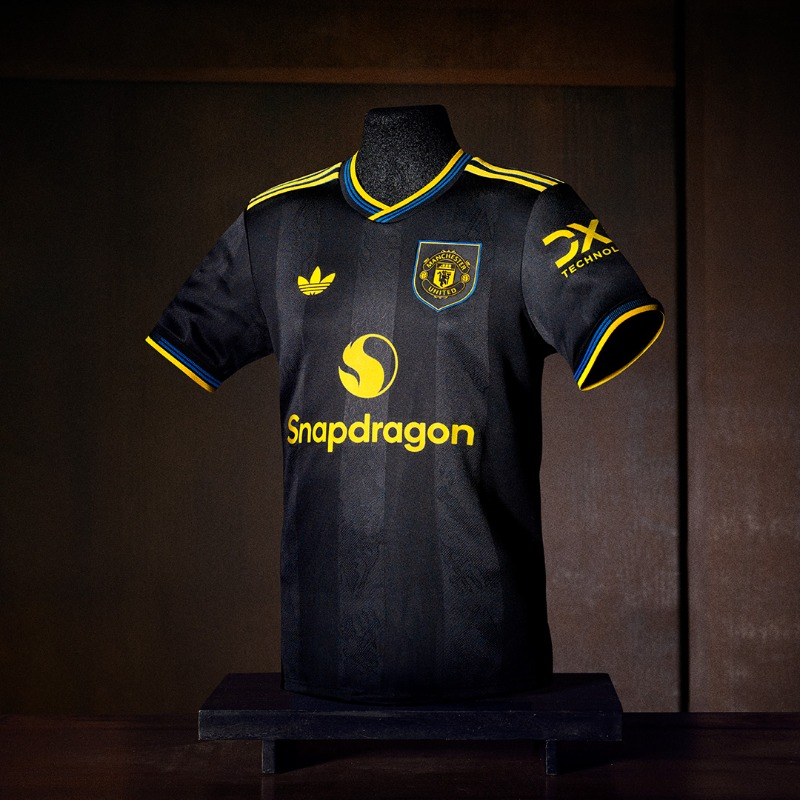 ManUtd_AR's tweet photo. هذه هي مانشستر.

نقدم لكم القميص الثالث لموسم 2025/26 من @adidasfootball🟡⚫ https://t.co/rk7lAG7ydG