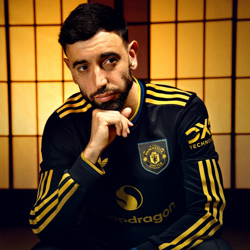 ManUtd_AR's tweet photo. هذه هي مانشستر.

نقدم لكم القميص الثالث لموسم 2025/26 من @adidasfootball🟡⚫ https://t.co/rk7lAG7ydG