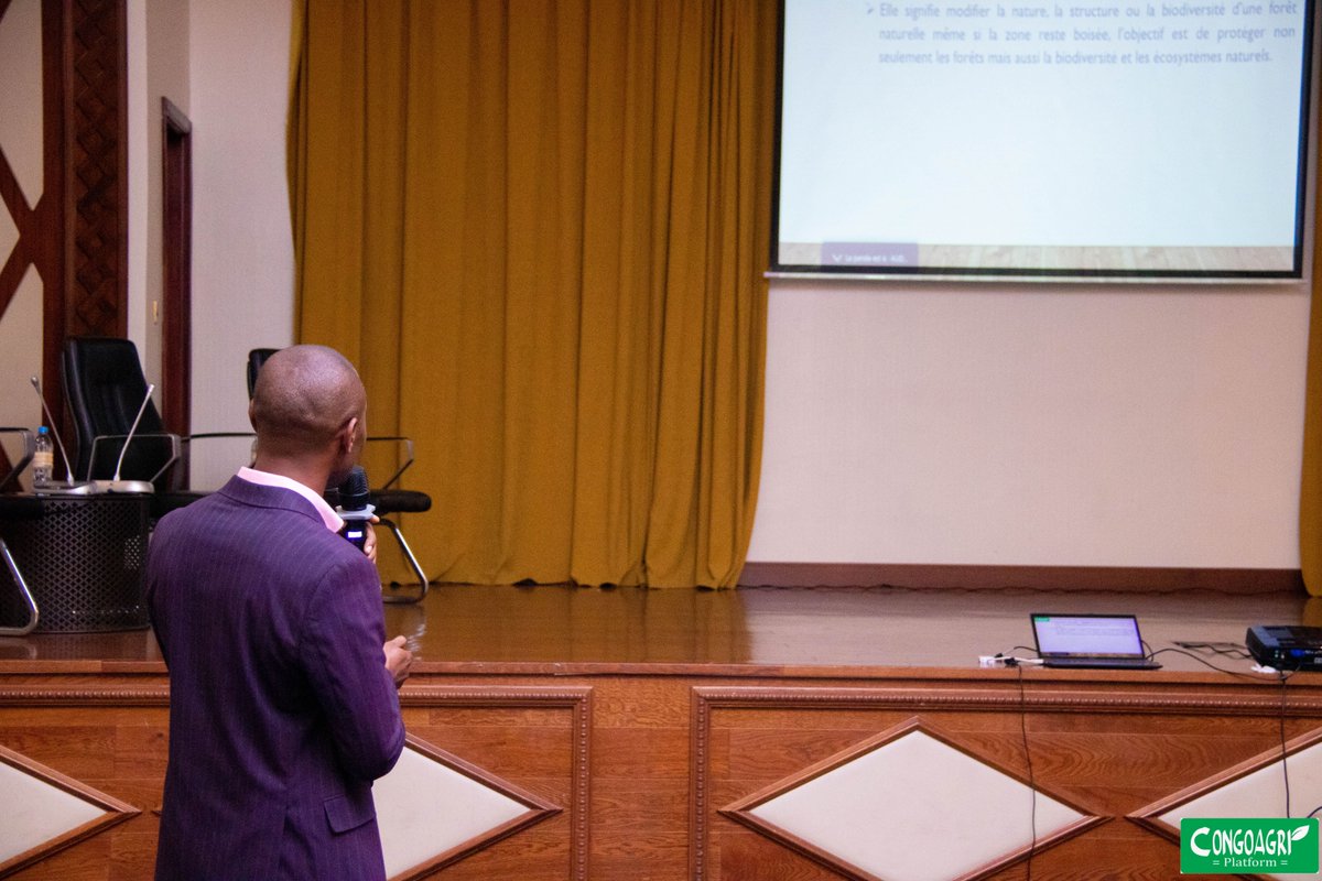 Congoagri1's tweet photo. 🌍📜 M. Moïse Dunia parle de la réglementation européenne contre la déforestation à #BestOfCongoCooperatives2025.
Il explique ses exigences et l’importance pour les producteurs congolais de s’adapter pour continuer à exporter vers l’UE.
#CaféCongolais #Durabilité #QualitéCafé https://t.co/Mk438GgHLi