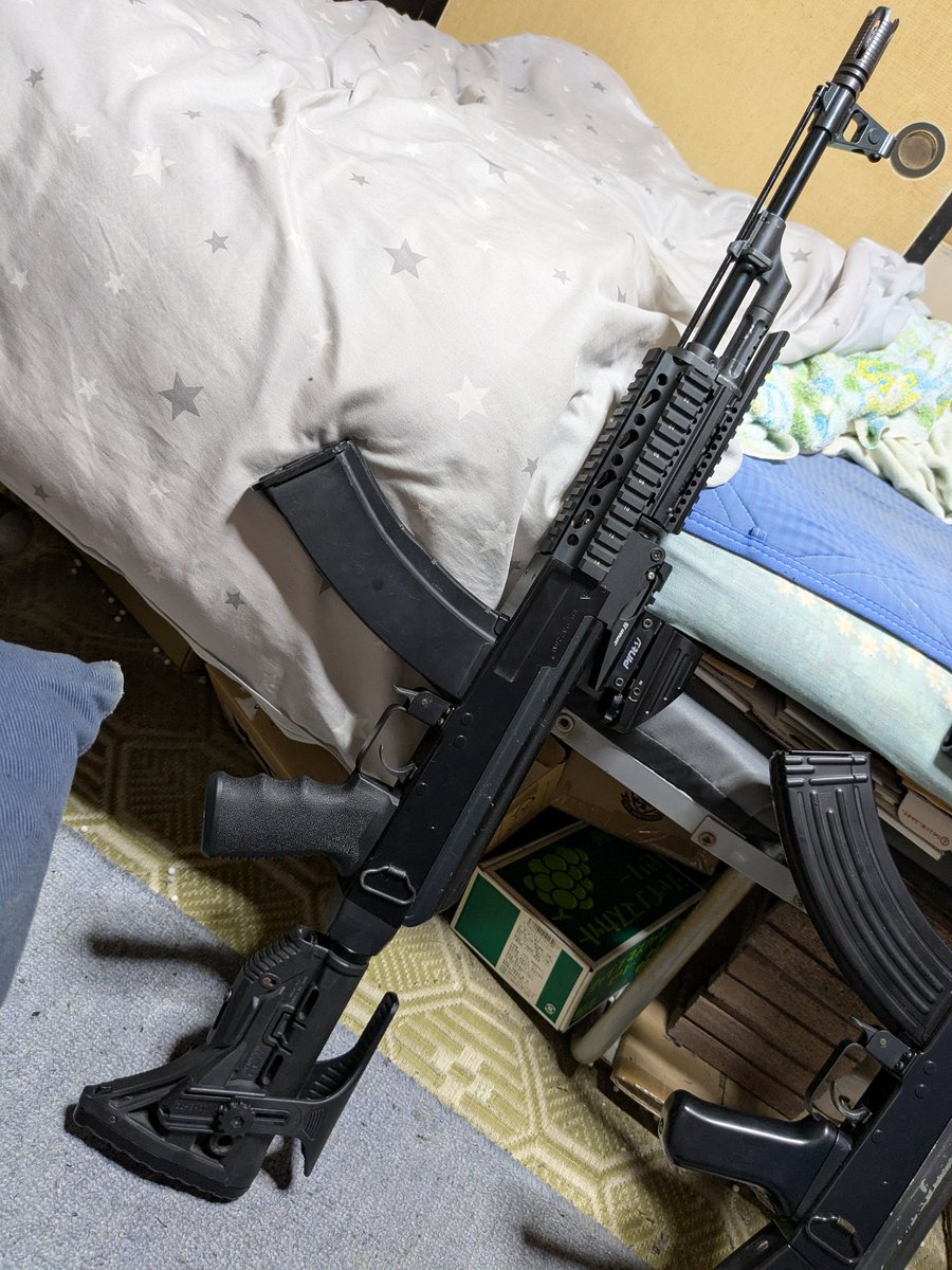 0Mobakuma0's tweet photo. 趣味のエアガン。
新しくもう一丁ＡＫを入手し、タクティカル仕様にしました。
チマチマ加工して、両方ともハンドガード付けました。
ＡＫはなかなかパーツが出回らなくて、探すのが大変です。
#ＡＫ４７
#電動ガン
#エアガン
#タクティカルＡＫ
#ＡＫ７４
#MAGPUL
#FABDefense https://t.co/Eb5CkIdVGS