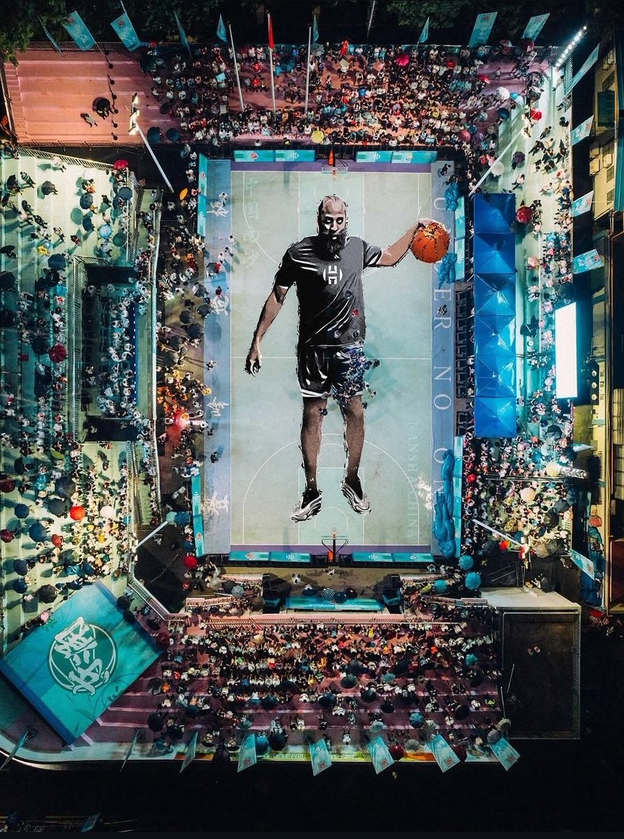 TripDoubleES's tweet photo. ¿Y está cancha en honor a 'La Barba' qué? 😮
Si quieres ver a Harden o a otras estrellas NBA en directo, rellena nuestro formulario de preinscripción gratuito y dinos qué destinos y equipos te gustaría que incluyesemos en los viajes #TripDouble ✈️🇺🇸🏀
👉 https://t.co/3dErKVwTiw https://t.co/IfOkEzn6Bu