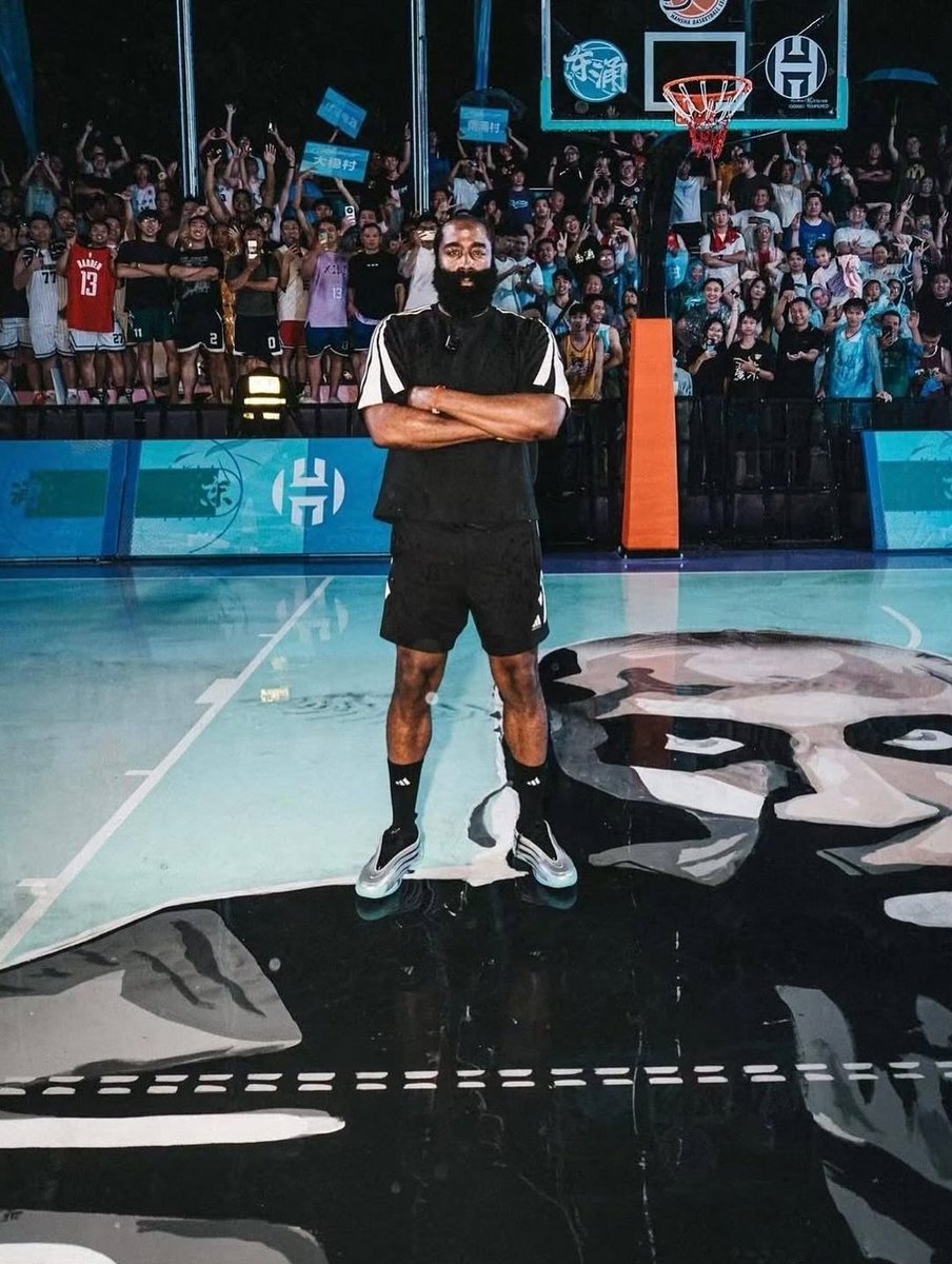 TripDoubleES's tweet photo. ¿Y está cancha en honor a 'La Barba' qué? 😮
Si quieres ver a Harden o a otras estrellas NBA en directo, rellena nuestro formulario de preinscripción gratuito y dinos qué destinos y equipos te gustaría que incluyesemos en los viajes #TripDouble ✈️🇺🇸🏀
👉 https://t.co/3dErKVwTiw https://t.co/IfOkEzn6Bu