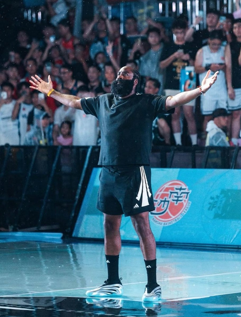 TripDoubleES's tweet photo. ¿Y está cancha en honor a 'La Barba' qué? 😮
Si quieres ver a Harden o a otras estrellas NBA en directo, rellena nuestro formulario de preinscripción gratuito y dinos qué destinos y equipos te gustaría que incluyesemos en los viajes #TripDouble ✈️🇺🇸🏀
👉 https://t.co/3dErKVwTiw https://t.co/IfOkEzn6Bu