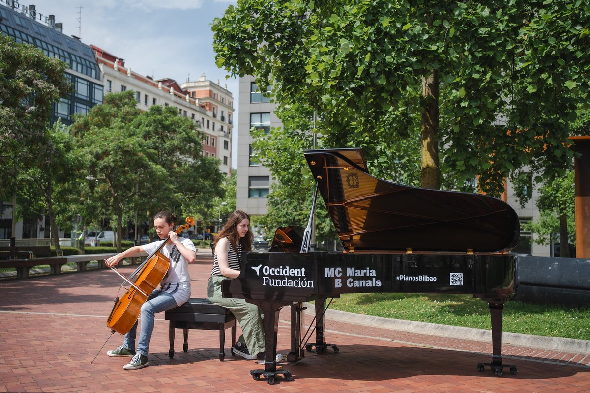 🎶 "Tu ciudad se llena de pianos" llena las ciudades de 🎹​ de cola en sus zonas más emblemáticas para que, quien lo desee, pueda sentarse a tocarlos inundando de música las calles y democratizando la práctica universal de la música.

🔜​ Os esperamos el próximo 24/10 en #Madrid