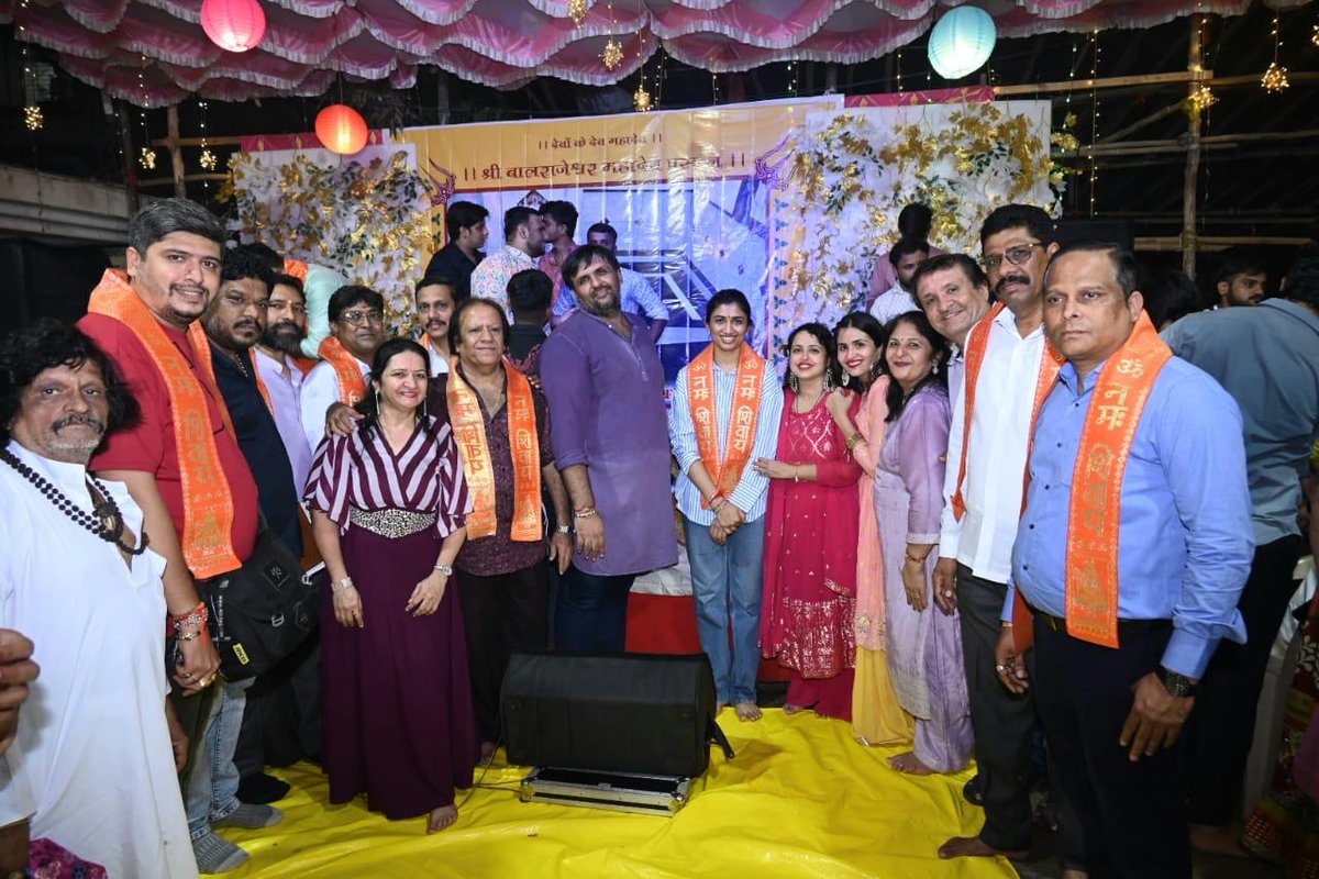 मुलुंड पश्चिम येथील श्री बाळराजेश्वर मंदिरात काल श्रावणी सोमवारी मनोभावे दर्शन घेतले. येथील कार्यकर्त्यांनी मोठ्या प्रेमाने स्वागत करत महादेवाची प्रतिमा भेट दिली.