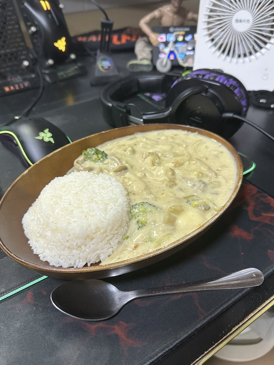 ホワイトカレー

脳みそはシチューを連想しまくってますが

味はちゃんとカレーです