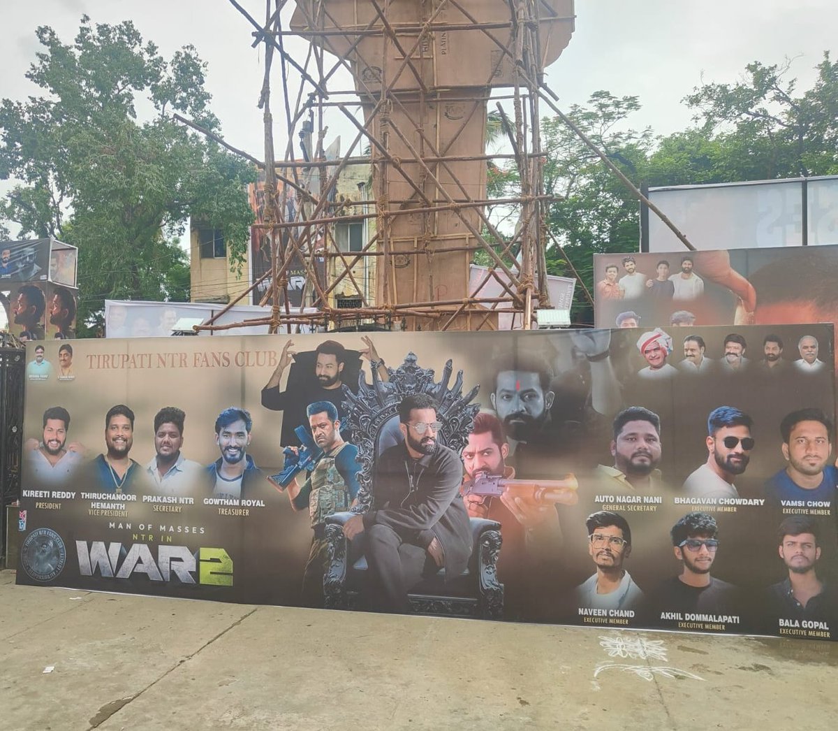 TirupatiNTR_FC's tweet image. #War2 First banner in Tirupathi  #TirupatiNTRFansClub at the main theatre #Sandhya 💥🔥

Mass celebrations begin #Tirupati 💥💥  #War2 #War2Celebrations 🥳